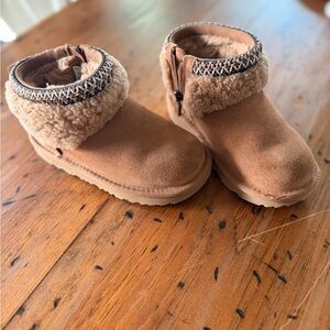 UGG toddler boots like new